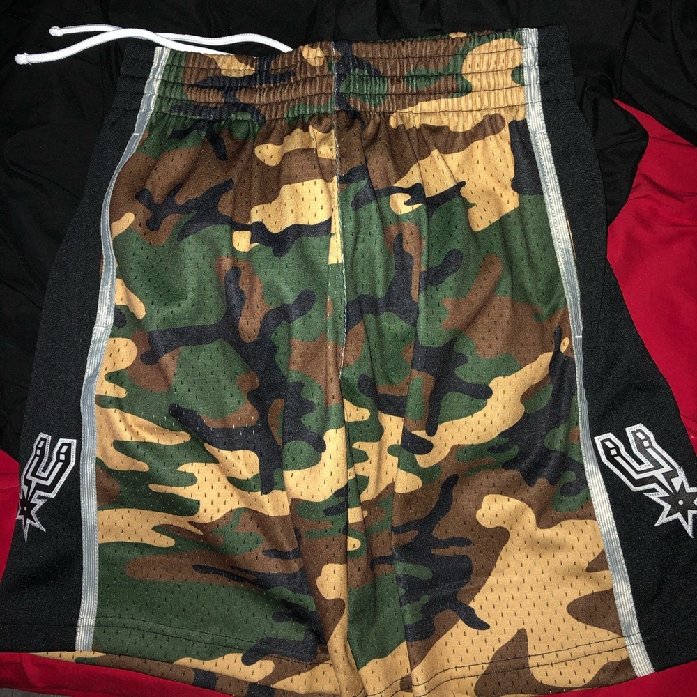 Mitchell&ness Spurs Camo Swingman shorts.
